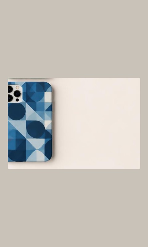 Funda de móvil con un patrón geométrico azul