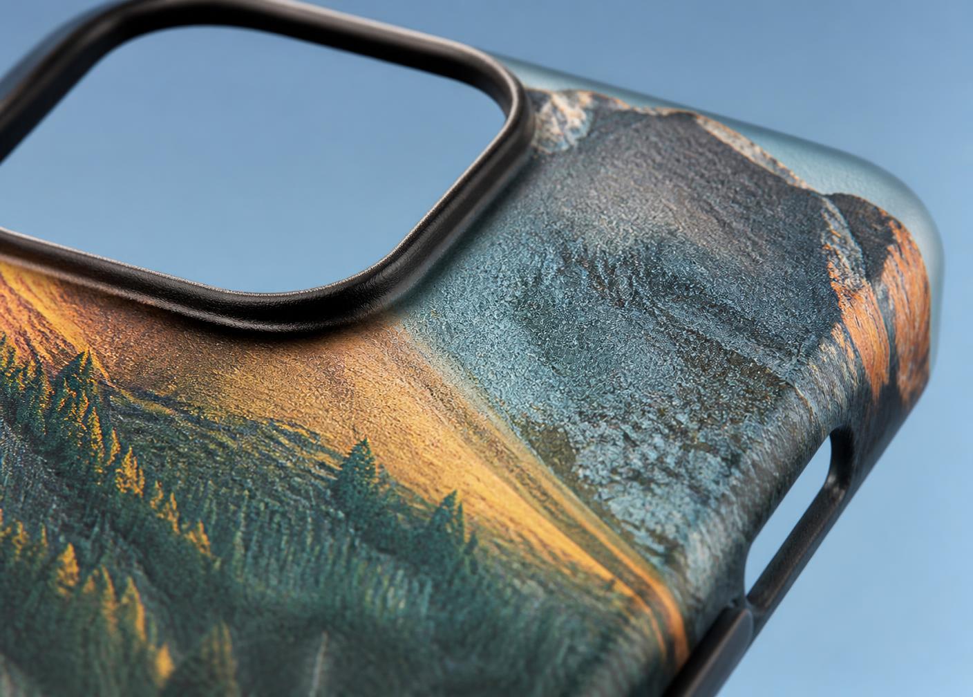 Detalle macro de la superficie impresa de una funda y del recorte de la cámara